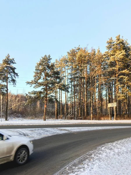 Bilen Rör Sig Mot Skogen Täckt Med Snö Flyr Från — Stockfoto