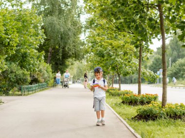 Küçük çocuk kare kauçuk oyuncak Pop It oynuyor. Gökkuşağı renkli stres önleyici ve her yaş için dokunulabilir oyuncak. Güzel motor beceriler geliştirmek için oyuncaklarla açık hava eğlencesi.