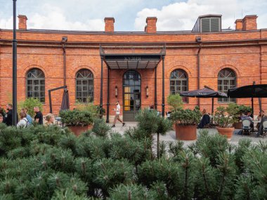 SAINT-PETERSBURG, Rusya - 15 Ağustos 2021. Turistler Kuznya 'da yemek yiyorlar - yenilenmiş eski bir bina. New Holland - Şehrin tarihi merkezinde modern eğlence parkı.