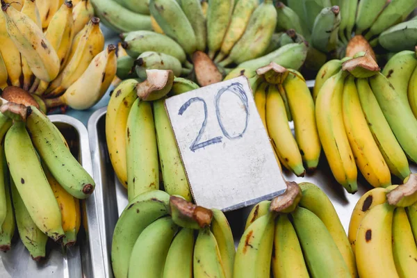 Zelené Žluté Banány Stánku Tržišti Tradiční Místní Ovoce Pouličním Trhu — Stock fotografie