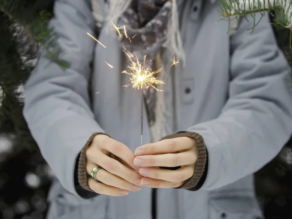 Femme Célèbre Noël Nouvel Avec Brillant Scintillant Feu Bengale Feu — Photo