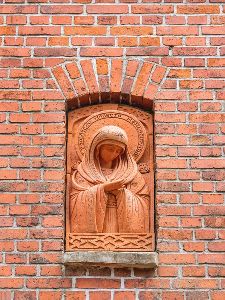 Svetlogorsk Rusia Julio 2019 Estatua Virgen Pared Ladrillo Rojo Cerca — Foto de Stock