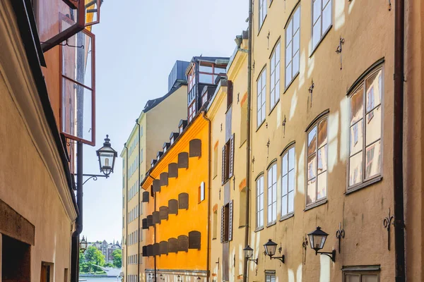 Ljusa Solreflektioner Smal Gata Historiska Delar Stockholm Gammaldags Byggnad Gamla — Stockfoto