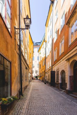 STOCKHOLM, İSVEÇ - 6 Temmuz 2017. Şehrin tarihi bölgesinde dar sokaklar. Gamla Stan 'deki eski moda binalar.