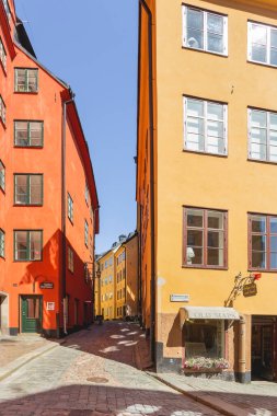 STOCKHOLM, İSVEÇ - 6 Temmuz 2017. Şehrin tarihi bölgesinde turistler dar sokaklarda yürürler. Gamla Stan 'deki eski moda binalar.