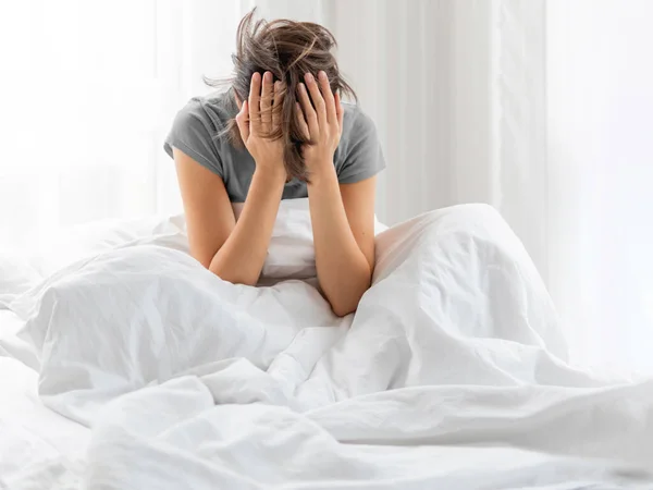 여자가 침대에 우울증에 여자나 통으로 고생하는 — 스톡 사진