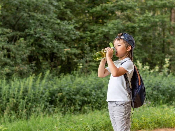 Жаждущий Мальчик Пьет Чистую Воду Многоразовой Зеленой Бутылки Летний Отдых — стоковое фото