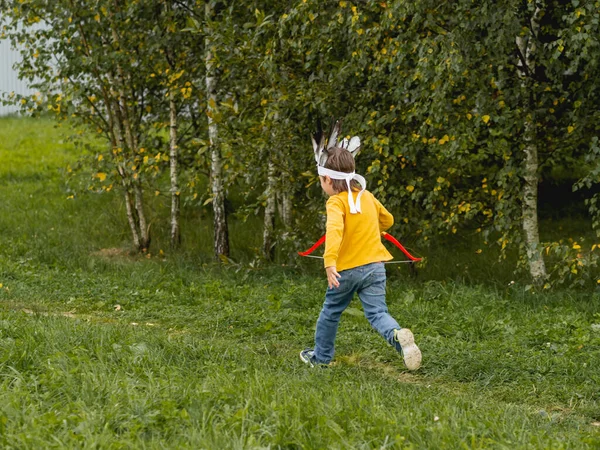 Ragazzino Sta Giocando Fare Indiano Americano Sul Campo Bambino Copricapo — Foto Stock