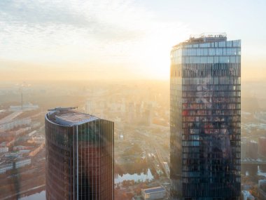 MOSCOW, Rusya - 07 Ekim 2021. Gün batımında Moskova iş merkezinin gökdeleninden manzara.