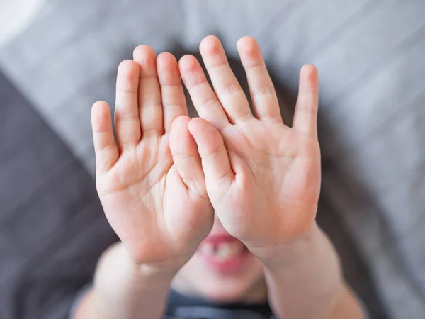 Rapazinho Cobre Cara Com Mãos Criança Recusa Ser Fotografada Miúdo — Fotografia de Stock