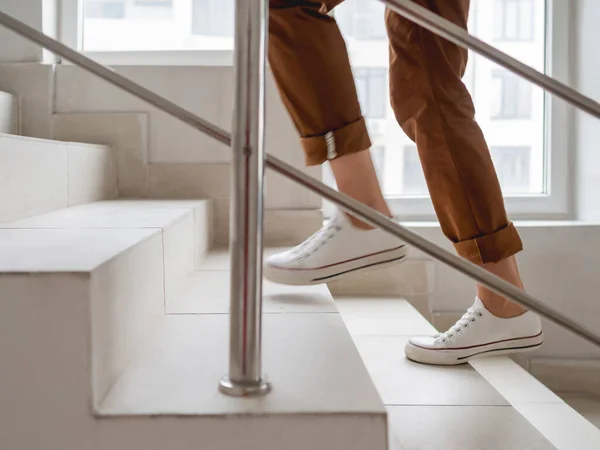 Mujer Con Zapatillas Blancas Pantalones Caqui Sube Apartamento Escalera Blanca — Foto de Stock