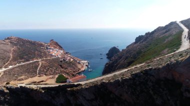 Uçurumdan iki ada arasındaki körfeze bak.