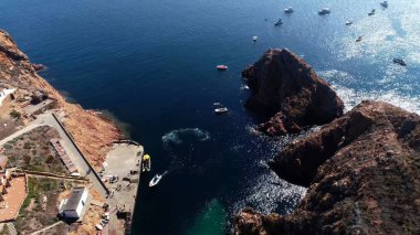 Uçurumdan iki ada arasındaki körfeze bak.