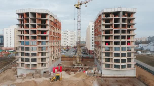 Aerial view of the construction site of residential buildings in the middle of the day. — Vídeo de Stock