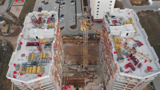 Vista aérea del sitio de construcción de dos edificios residenciales en medio del día. — Vídeos de Stock