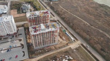 Şehirdeki konutların inşaat alanının havadan görüntüsü.