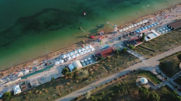 Vue aérienne de la plage de la ville par une chaude soirée d'été. — Video