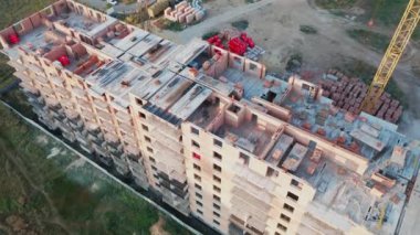 Bir yaz günü şafak vakti inşaat alanının havadan görüntüsü..