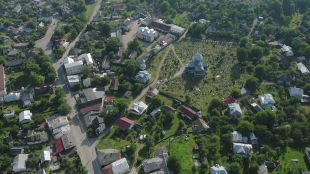 Vue aérienne de l'église et du cimetière dans le village par une journée ensoleillée d'été. — Video