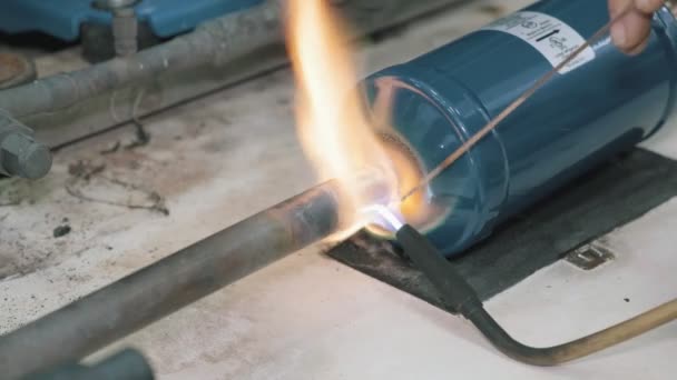 Werknemer repareert apparatuur met een gasbrander. — Stockvideo