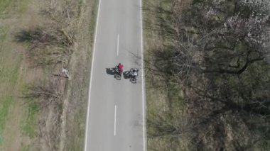 Yol boyunca giden mutlu bisikletçilerin hava manzarası..