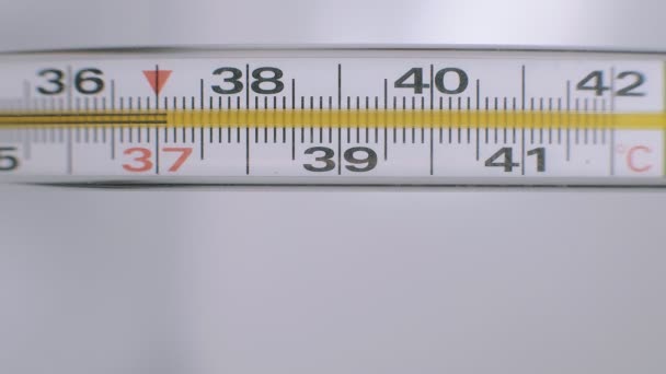 Termometr szklany z ruchomą rtęcią na jasnym tle. — Wideo stockowe