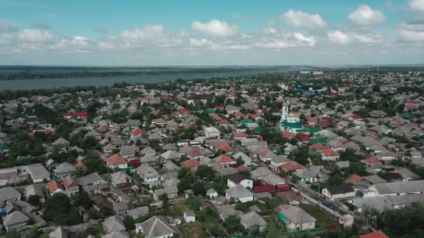 Vue aérienne d'un grand village au bord de la rivière sur fond de ciel nuageux par une journée d'été — Video