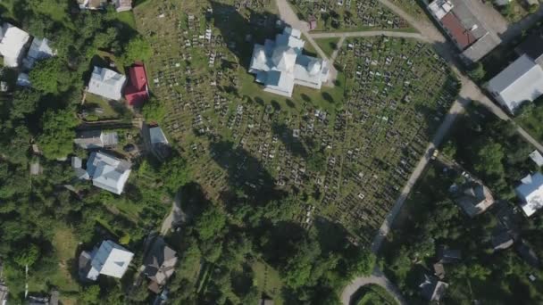 Vista aérea da igreja e do cemitério na aldeia. — Vídeo de Stock