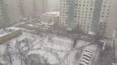 Bahçede yoğun kar yağışı var. Pencereden görüntüle.