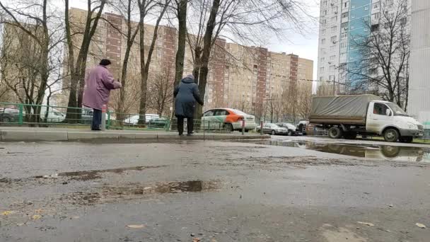 Vidnoe Regio Moskou Rusland November 2021 Oudere Vrouwen Met Wandelstokken — Stockvideo