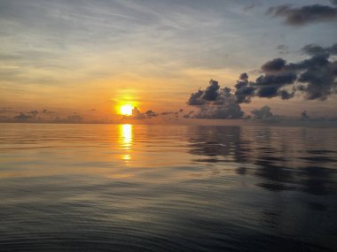 Vietnam 'da denizin üzerinde gün batımının manzarası.
