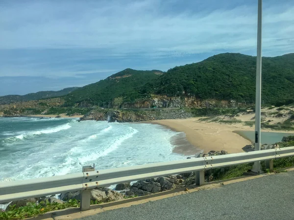 Vinh Hy Bay, Ninh Thuan Eyaleti yakınlarındaki kumlu sahil manzarası ve dalgalar, Vietnam