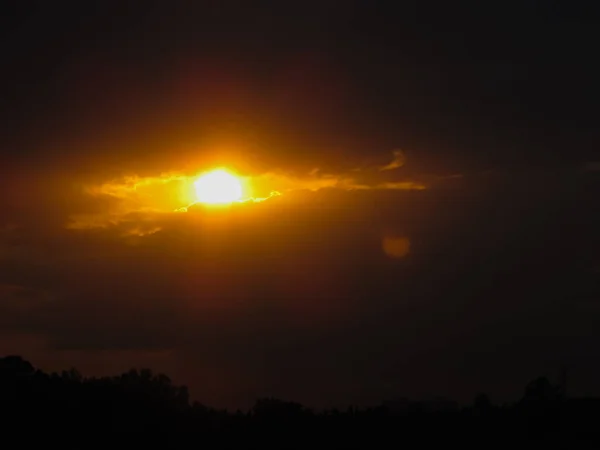 Форма Сонця Хмари Схожі Палаюче Око Небі — стокове фото