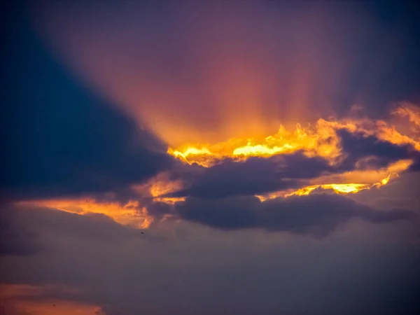 Сонце Вкрите Хмарою Схоже Палаючу Стрілу Небі — стокове фото