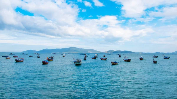 Vietnam 'daki Nha Trang Körfezi' nde uzun bir çalışma gününden sonra geleneksel Vietnam balıkçı tekneleri park edip suda yüzüyorlar.