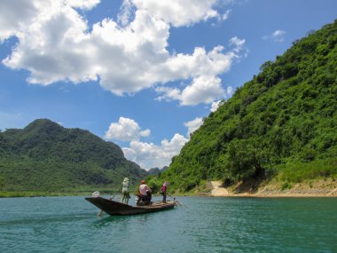 Quang Binh, Vietnam - 18 Temmuz 2016: Quang Binh Eyaleti, Vietnam 'daki Con nehrinin karşısına küçük bir tekne geçti