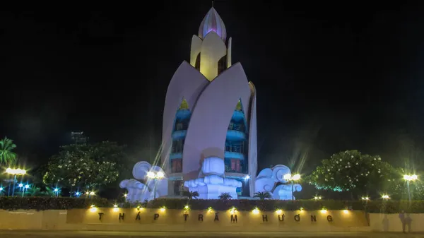 Nha Trang Şehri, Vietnam - 17 Nisan 2017 Nha Trang şehrinin merkezinde gece sahnesi veya Thap Tram Huong
