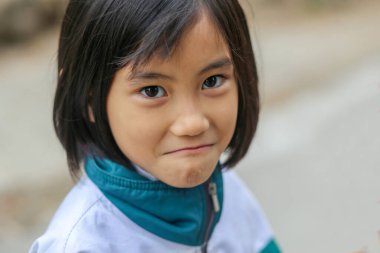 Vietnamlı genç ve sevimli bir kızın komik bir yüzü var.