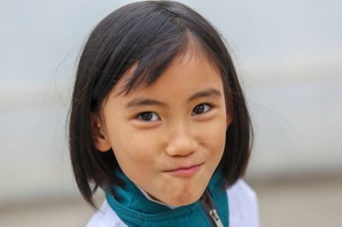 Vietnamlı genç ve sevimli bir kızın komik bir yüzü var.