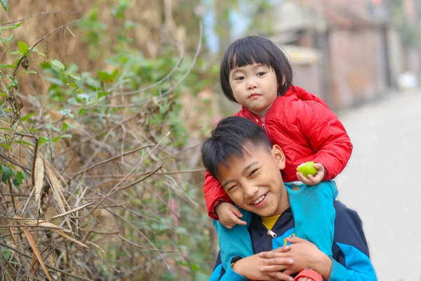 Feliz Sorrindo Menino Vietnamita Segurando Sua Irmãzinha Sentada Seu Pescoço — Fotografia de Stock