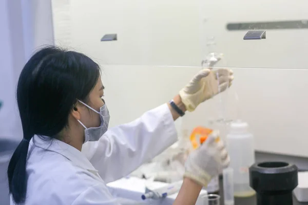 Вьетнамская Женщина Ученый Проводит Эксперимент Лаборатории — стоковое фото