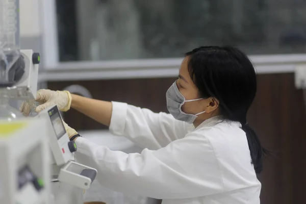 Азиатская Женщина Ученый Управляющая Роторным Испарителем Провести Эксперимент Лаборатории — стоковое фото