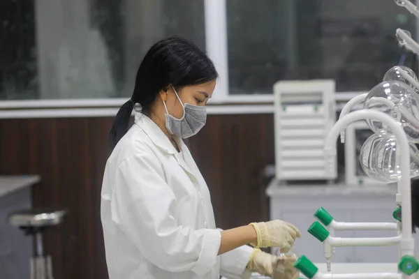 Азійська Жінка Науковець Прального Обладнання Лабораторії — стокове фото