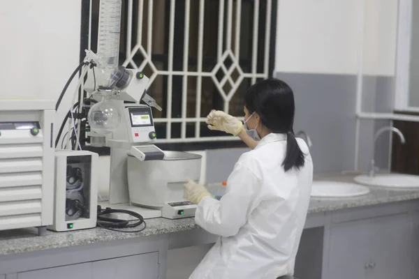 Azji Kobieta Naukowiec Działa Obrotowy Parownik Zrobić Eksperyment Laboratorium — Zdjęcie stockowe