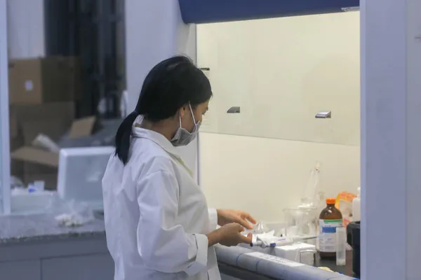 Asiatisk Kvinnlig Forskare Förbereder Utrustning Laboratoriet Stockbild