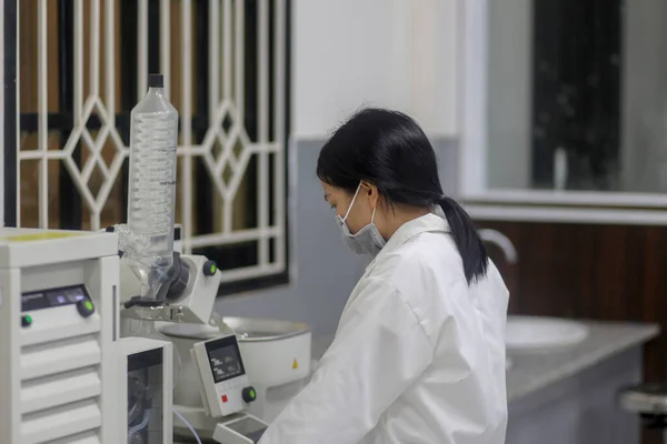 Азиатская Женщина Ученый Управляющая Роторным Испарителем Провести Эксперимент Лаборатории — стоковое фото