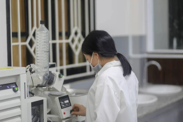 Vietnamese Woman Scientist Operating Rotary Evaporator Make Experiment Laboratory — Stock Photo, Image