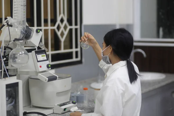Єтнамська Жінка Науковець Перевіряє Лабораторну Скляну Колбу Щоб Провести Експеримент — стокове фото