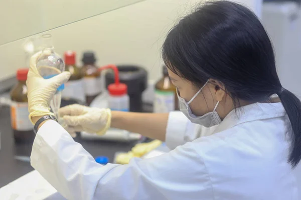 Крупный План Азиатской Женщины Ученого Проводящей Эксперимент Лаборатории — стоковое фото