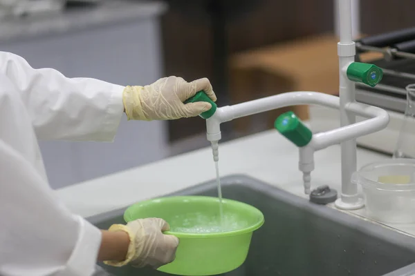 Закрытие Руки Женщины Ученого Берущей Воду Проведения Эксперимента Лаборатории — стоковое фото